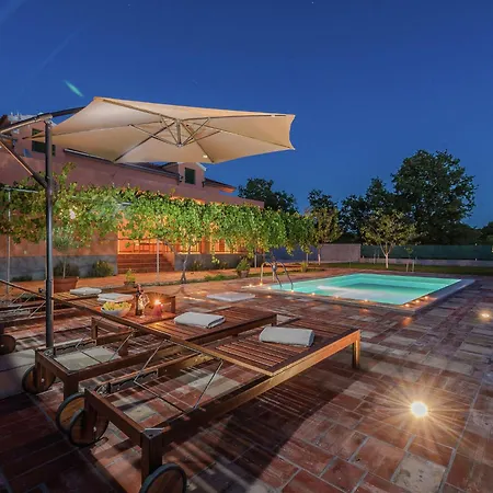 Holiday home Charming With Private Pool Donji Zemunik