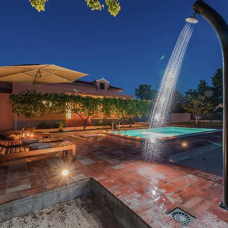 Charming With Private Pool