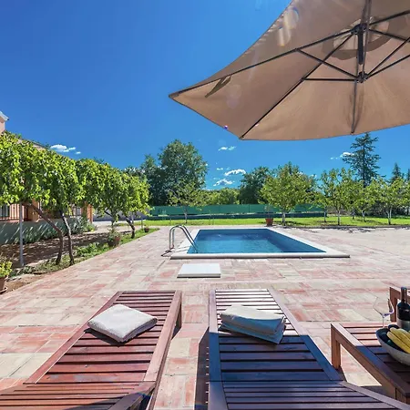 Charming With Private Pool