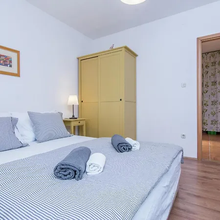 In Zemunik Donji With Pool