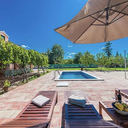 In Zemunik Donji With Pool Дом отдыха