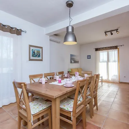 Дом отдыха In Zemunik Donji With Pool