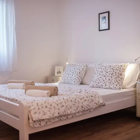 Charming With Private Pool Holiday home Donji Zemunik